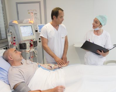 patient dialysé pris en charge par l'équipe soignante