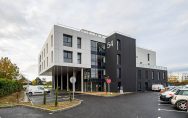 Vue du bâtiment et son parking